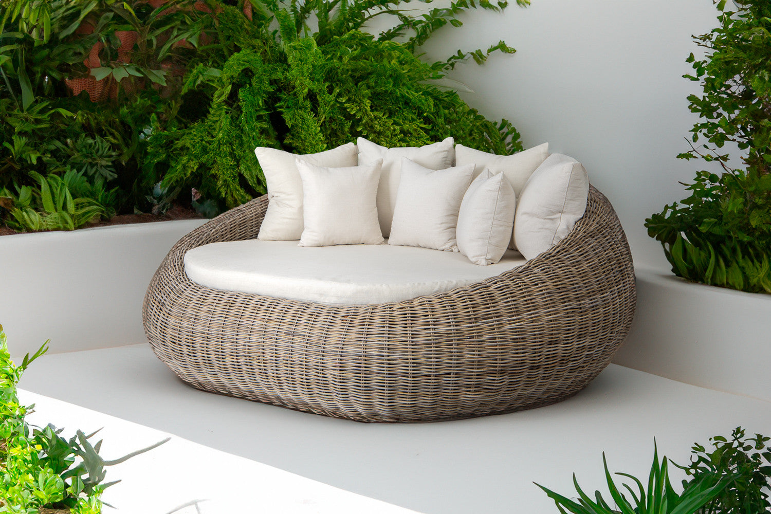 Patio Lounge Bed – Minimalist design (versatile)